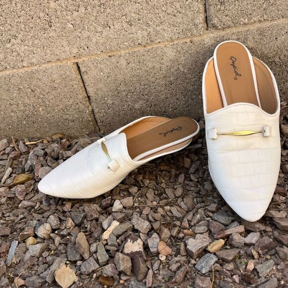 Qupid white open back pointed toe textured slide loafer with gold hardware bit s - Picture 7 of 9